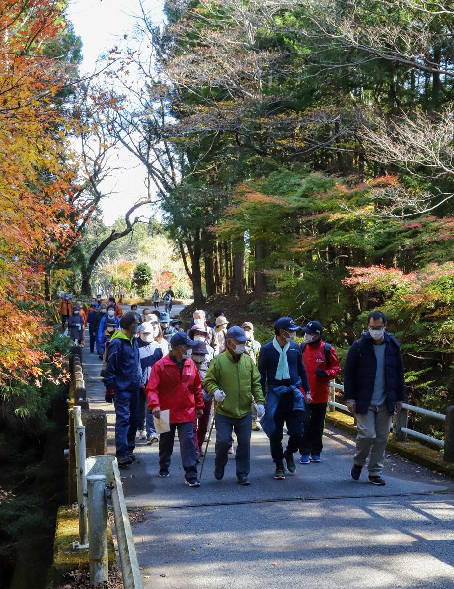 坂下ダムに向かう参加者