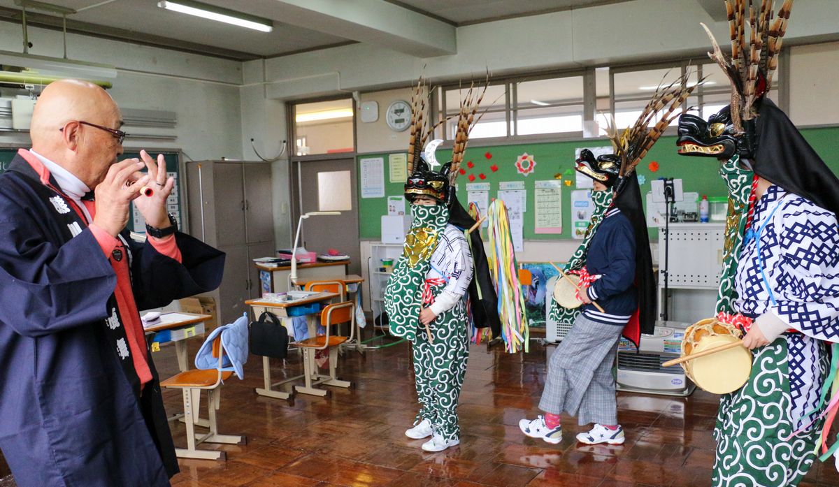 松永さんの笛に合わせて踊る児童ら