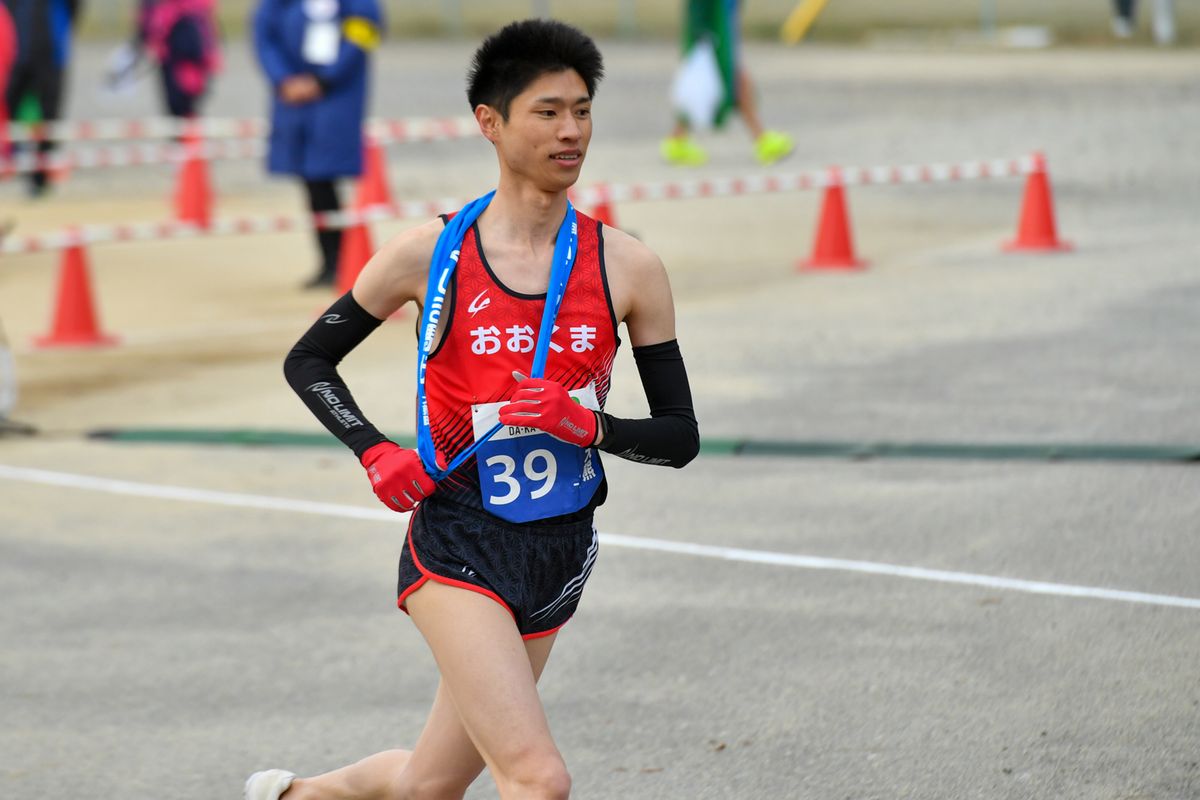 泉崎さつき公園前を気持ちよさそうに走る選手。