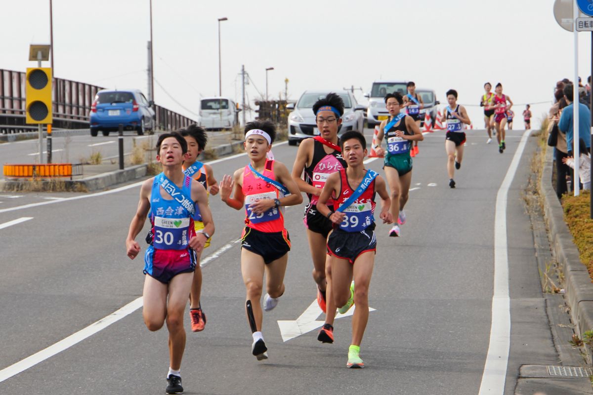 8区を走る初出場の中学生。集団にぴったり張り付いて一生懸命走ります。