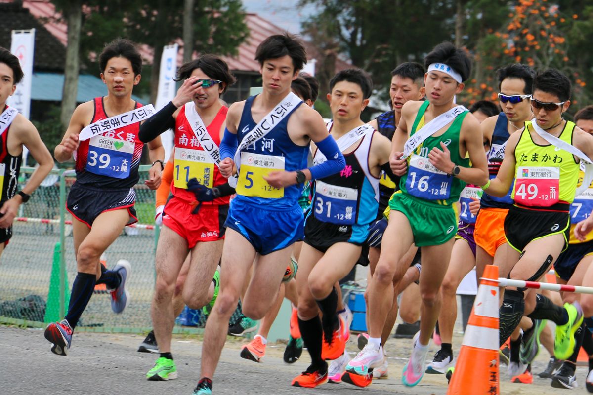 集団に食らいつく大熊チームの選手（ゼッケン「39」）