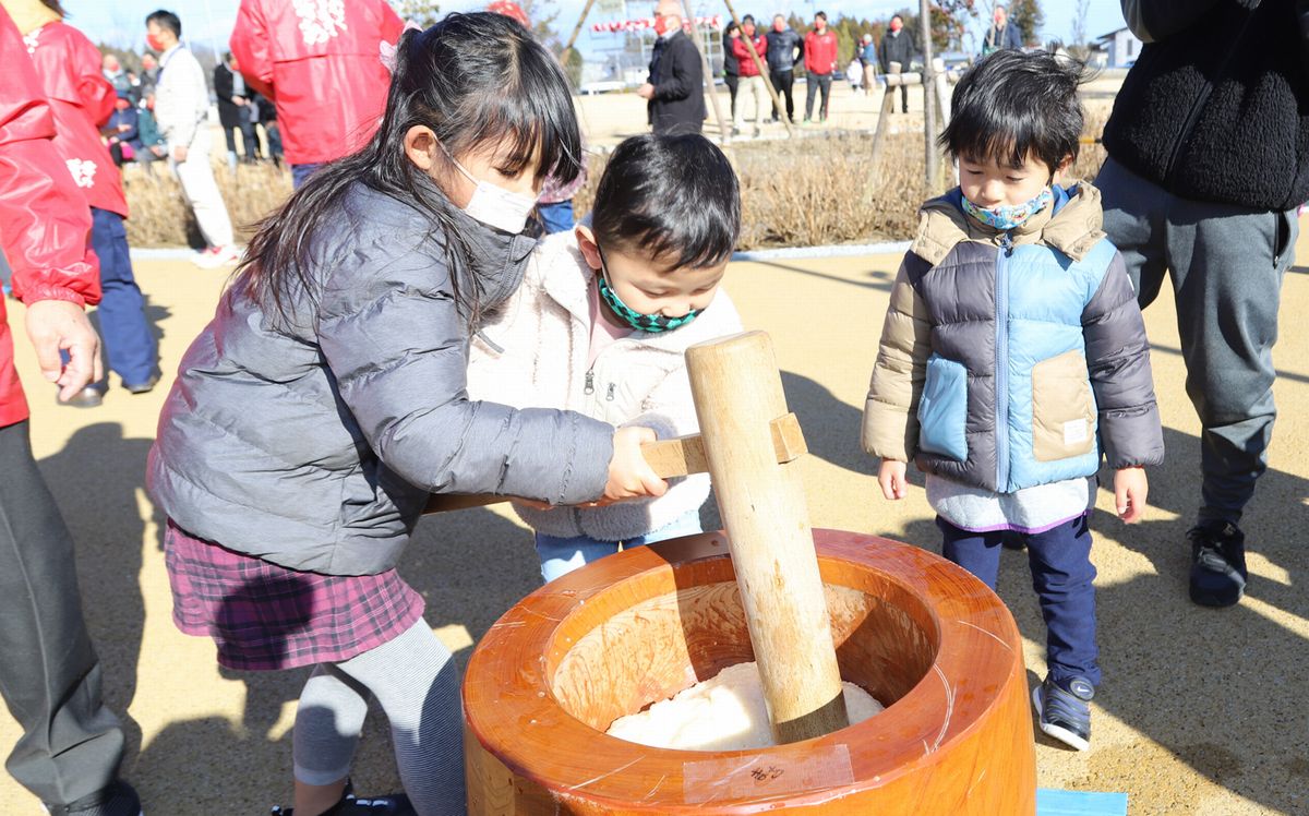 もちをつく子どもたち