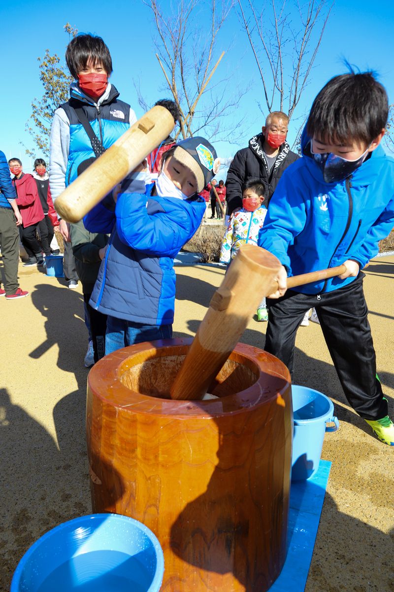 おおくまコミュニティづくり実行委員会によるイベント・里がえりもちつき大会が1月9日、大熊町役場前の広場で開かれ、イベントには町民ら約300人が参加しました。