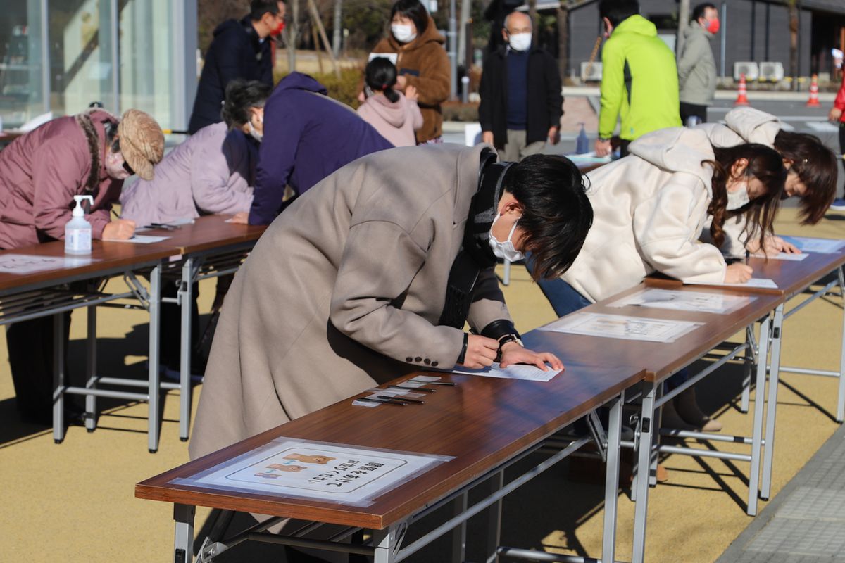 受付では体調確認のため、質問用紙への記載が行われました。