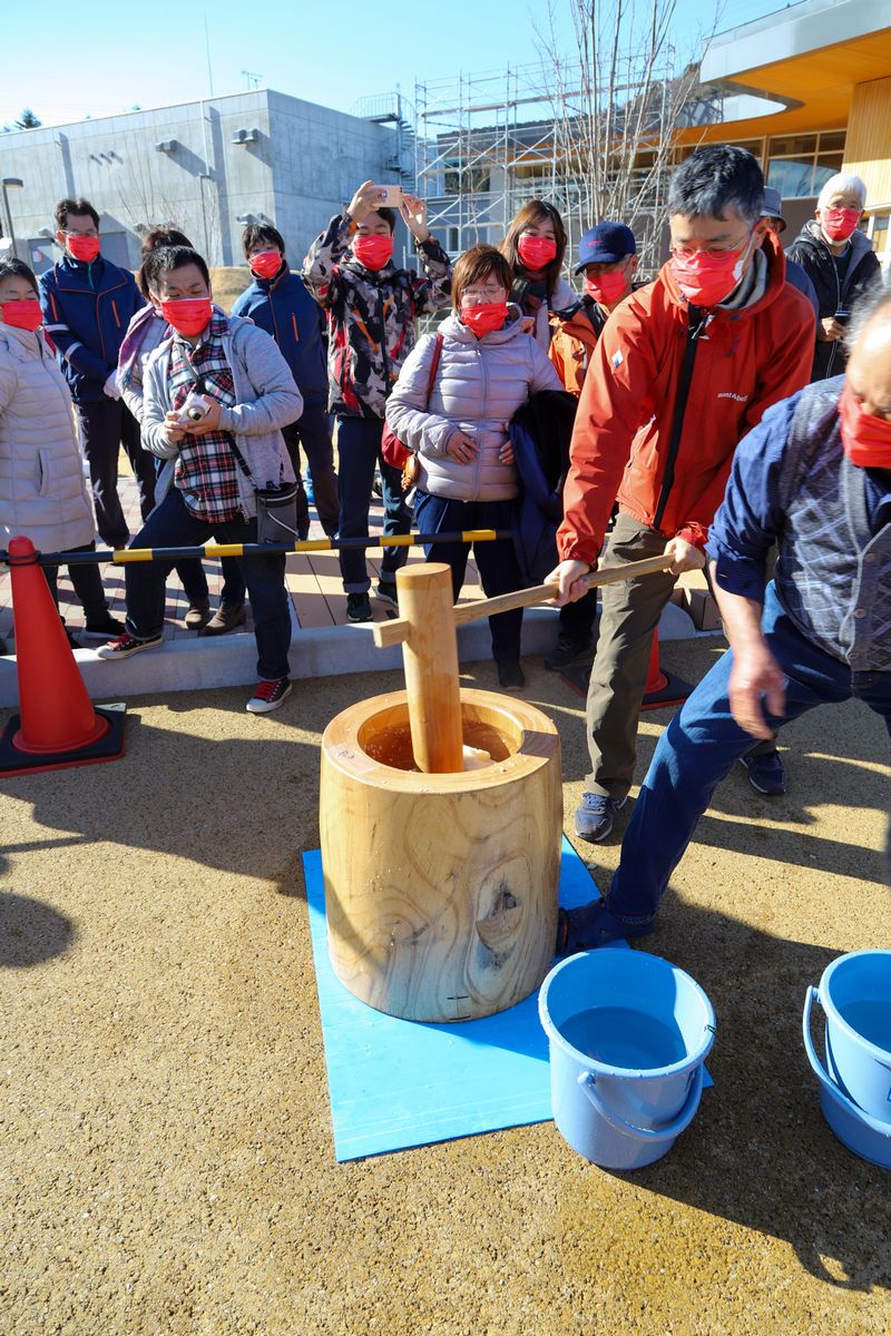 順番にもちつきを行う参加者