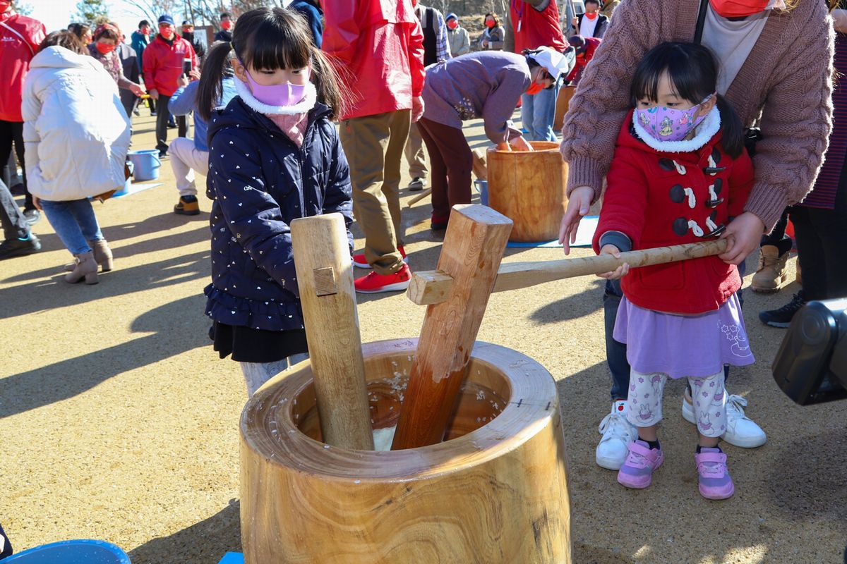 もちをつく子どもたち