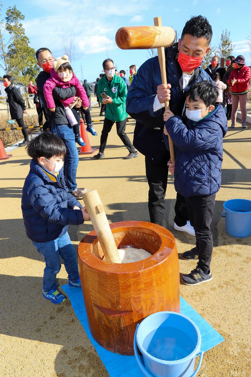 力を合わせ親子でもちつき