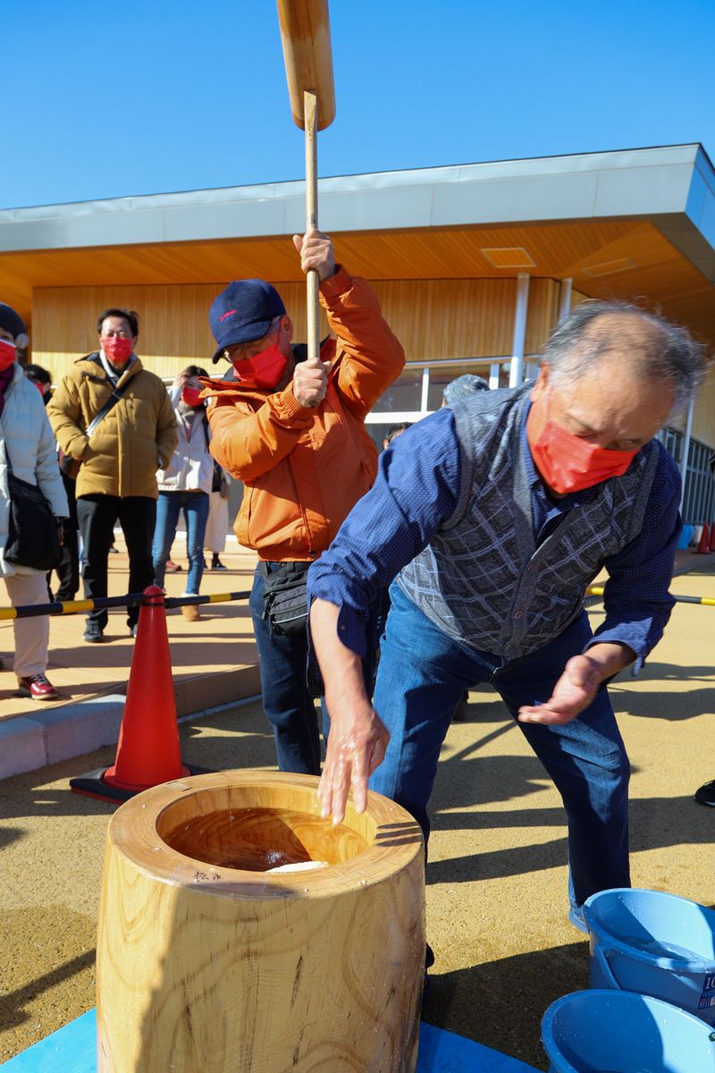 杵を振り上げた瞬間、素早く合いの手を入れるタイミングは息ピッタリ。