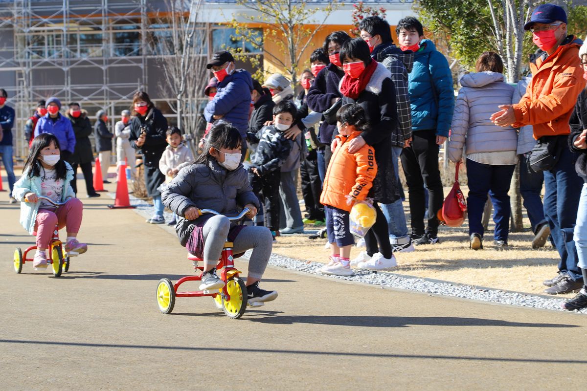 レースに参加する子どもたちにたくさんの声援が送られました。