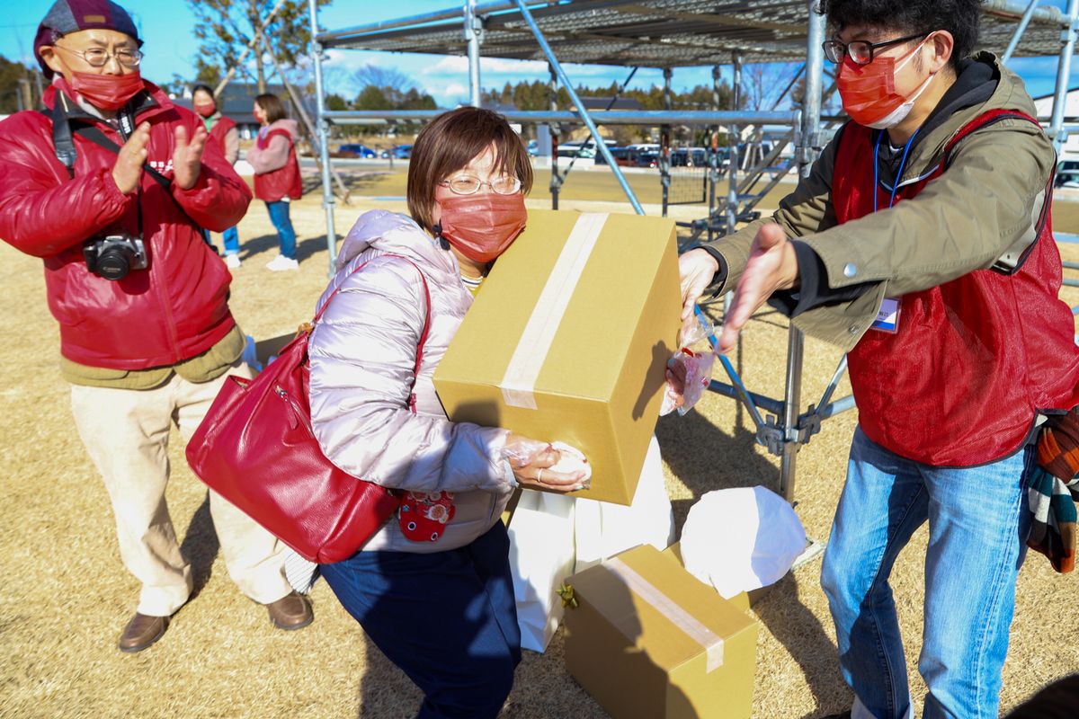 抽選券つきのもちまきで賞品を獲得した女性