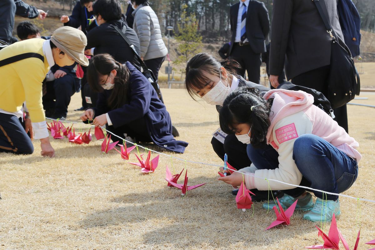 3.11の有志主催の追悼イベントに合わせて、大熊町を訪れた町立小中学校の児童生徒。折り鶴にメッセージを書きました。