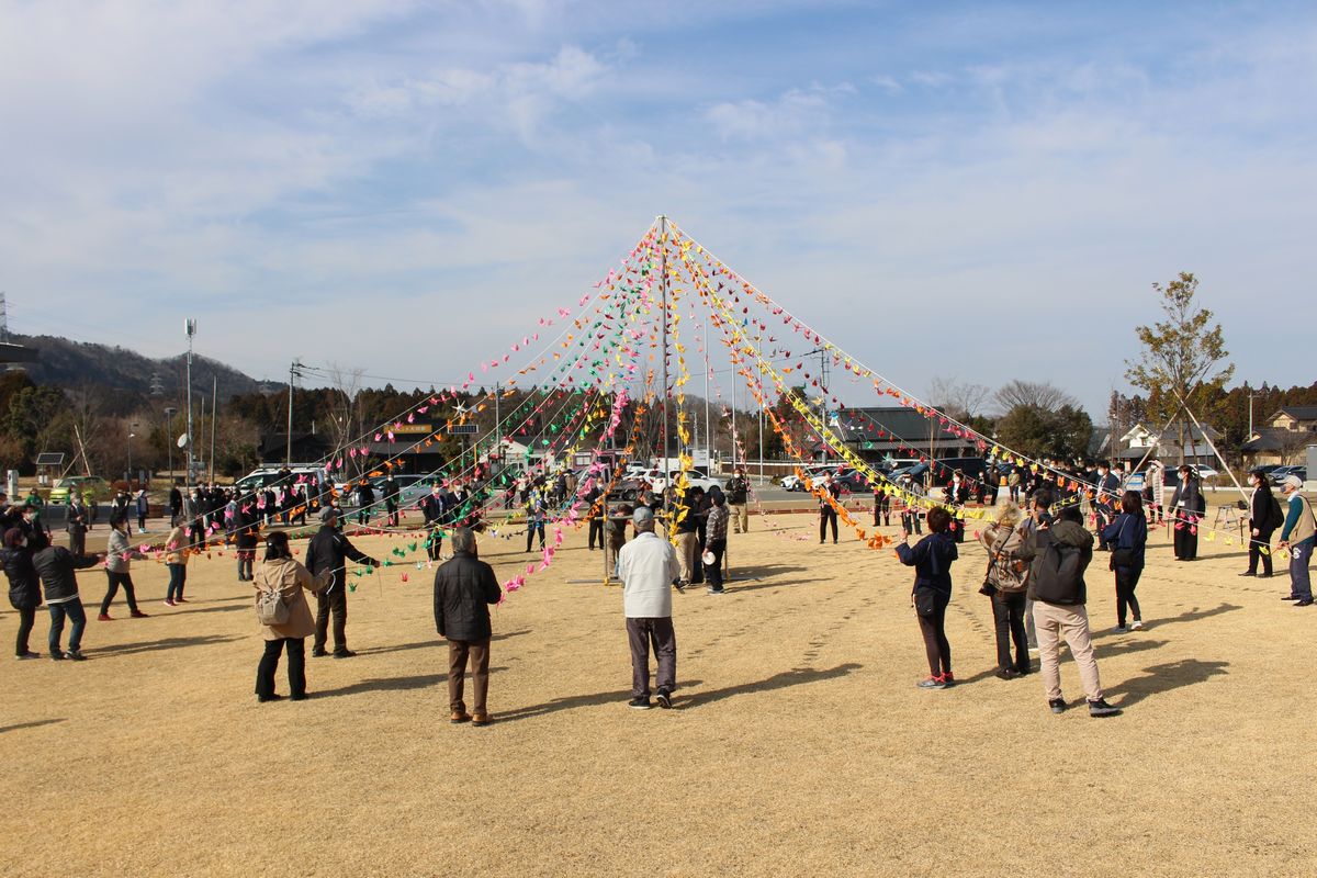 折り鶴が飾られたロープは、町の行政区と同じ21本。力を合わせて支柱を立てました。