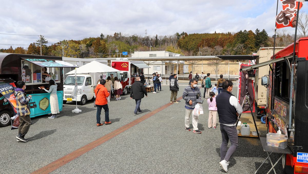 キッチンカーで食事を購入する来場者