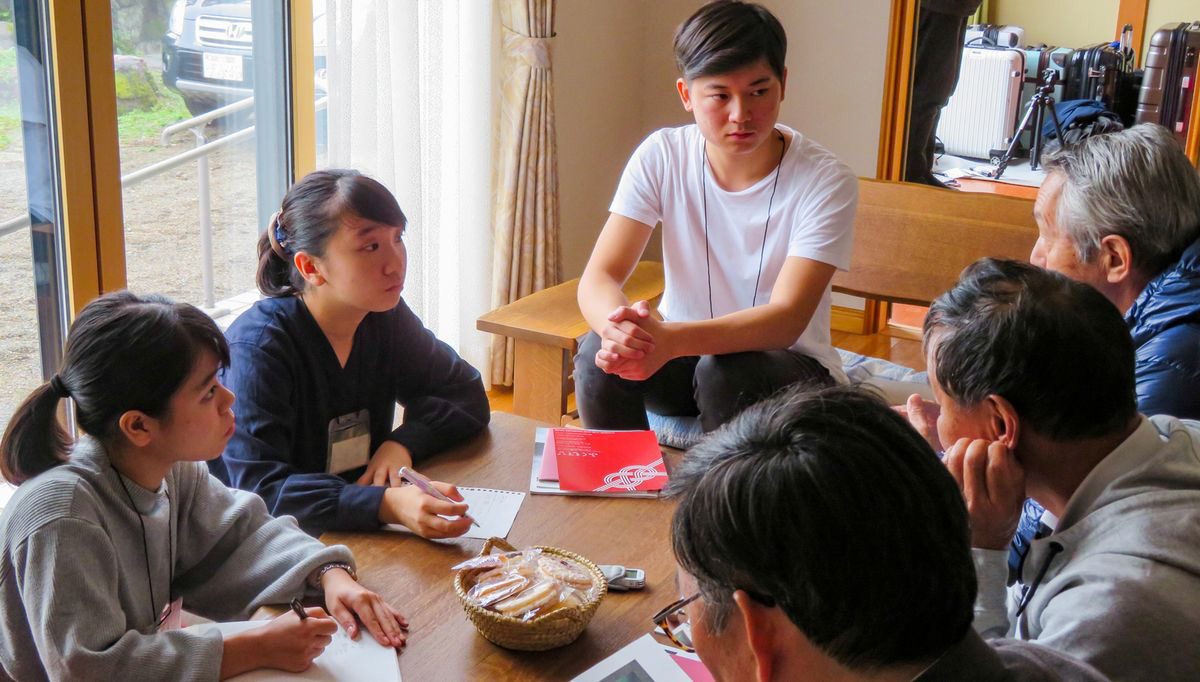 町民から聞き取りを行う学生ら