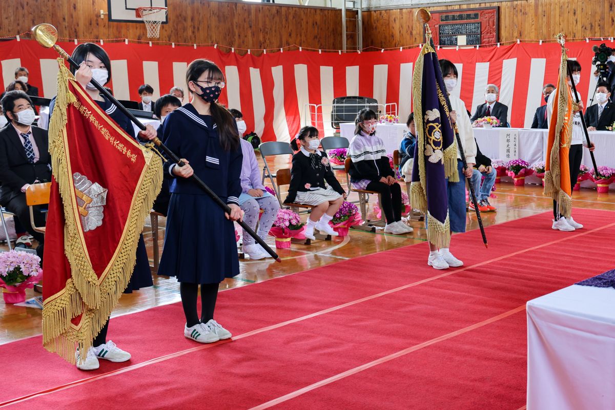 3校の校旗返納に臨む生徒と町立小卒業生（前列）