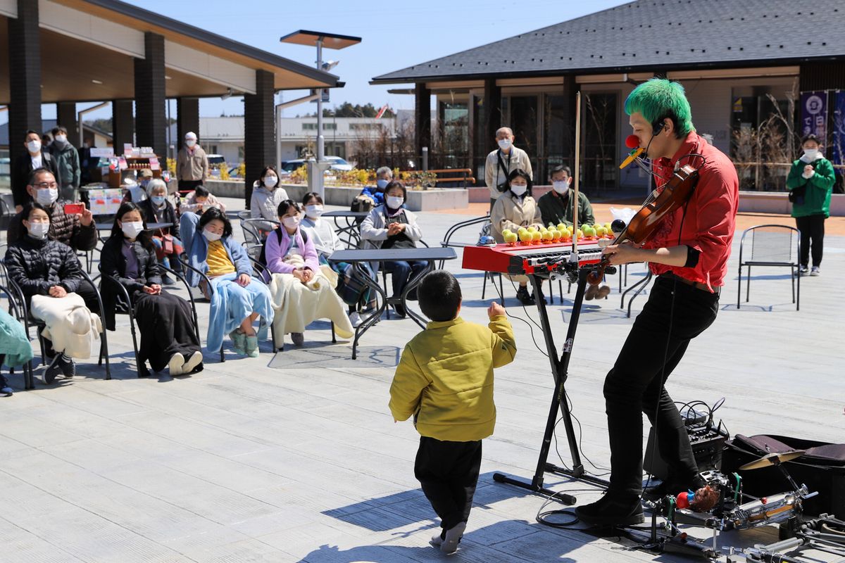 数種類の楽器を同時に演奏する大道芸人のイッペーさん、子どもたちは目を輝かせて見ていました。