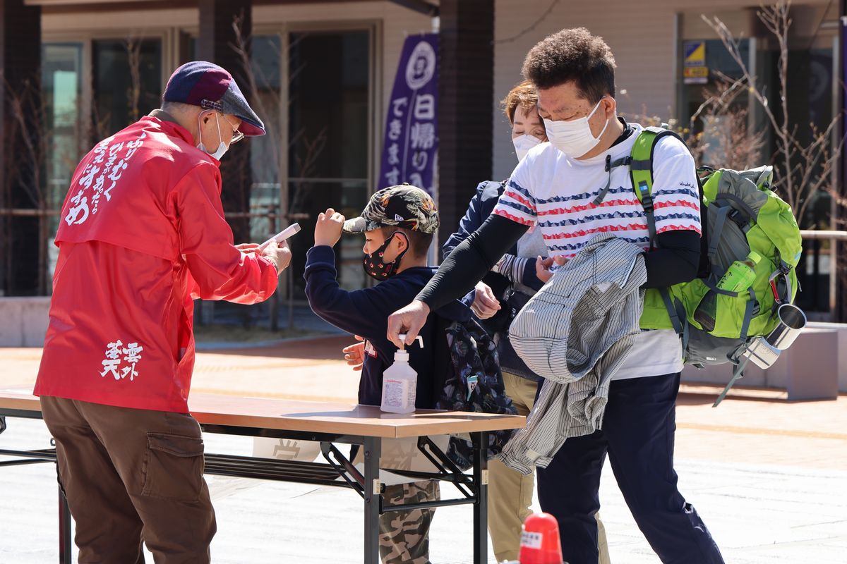 町民ら約150人が参加し、町交流施設linkる大熊から坂下ダムまでの道のり約2kmを往復しました。受付では新型コロナウイルス感染拡大防止のため、検温・消毒を呼びかけました。