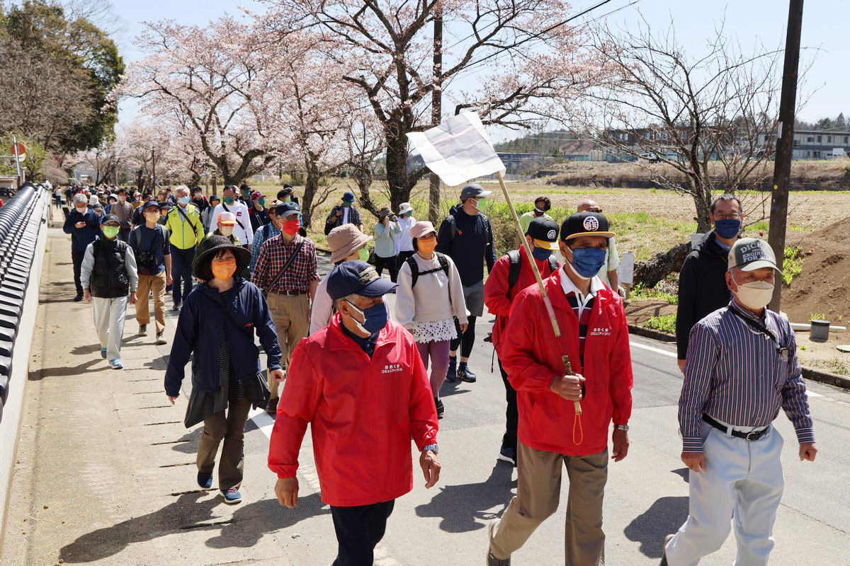 町交流施設linkる大熊を出発した参加者は役場前を通り、坂下ダムを目指します。