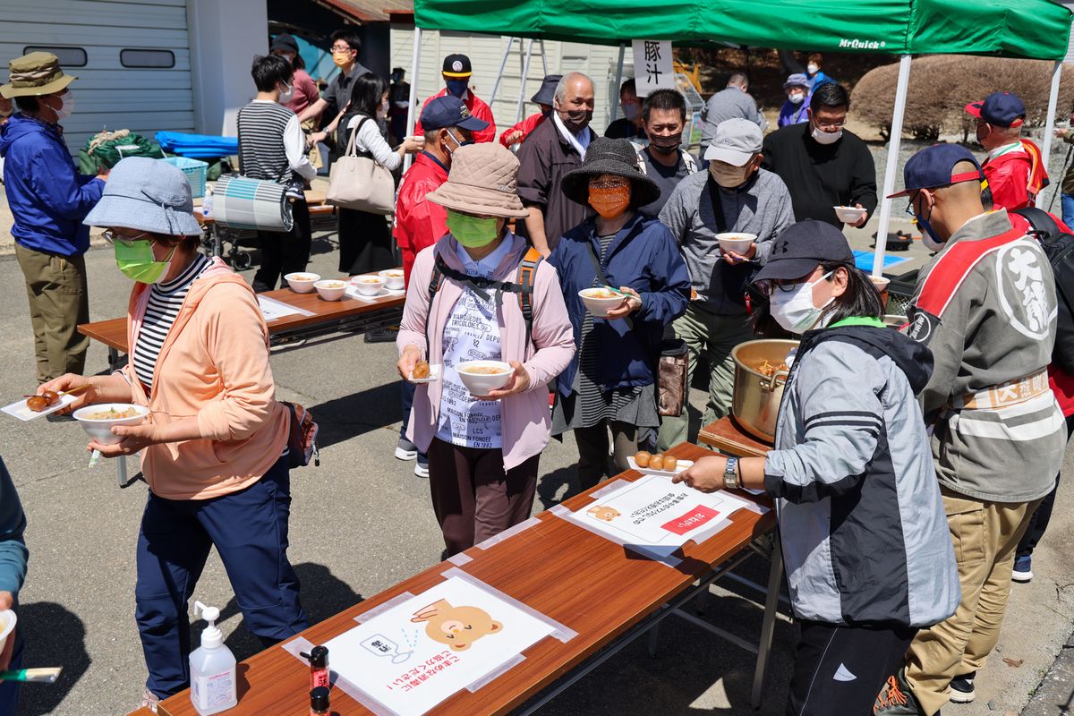 坂下ダム管理事務所前では、実行委員会が準備した豚汁・玉こんにゃくが振る舞われました。