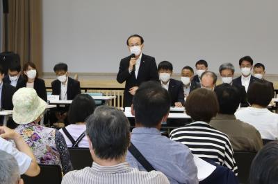 説明会であいさつする吉田淳町長