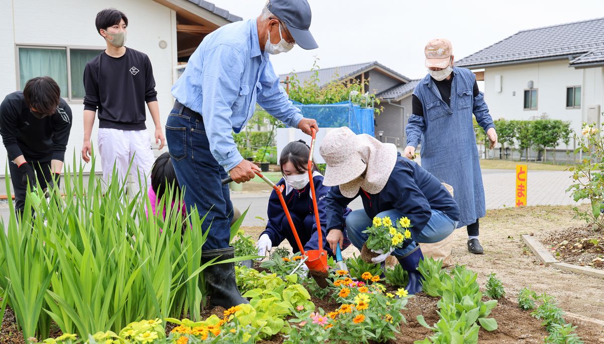 花の苗を花壇に植える参加者