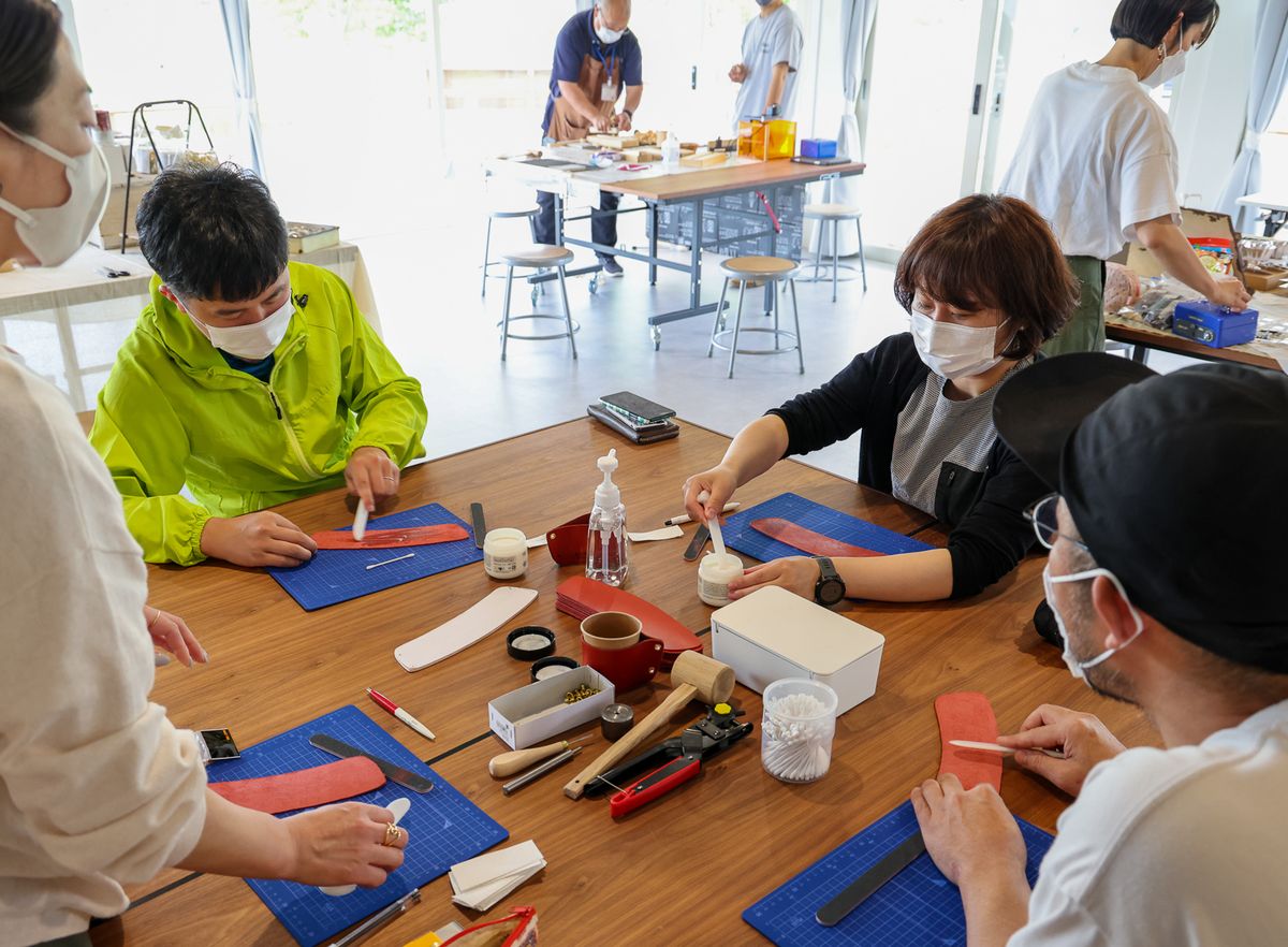 革に仕上剤を塗る参加者