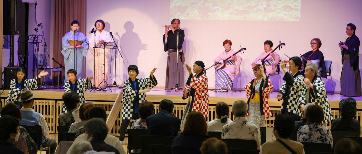 会津磐梯山の唄に合わせて踊るおおくま町物語伝承の会の皆さん