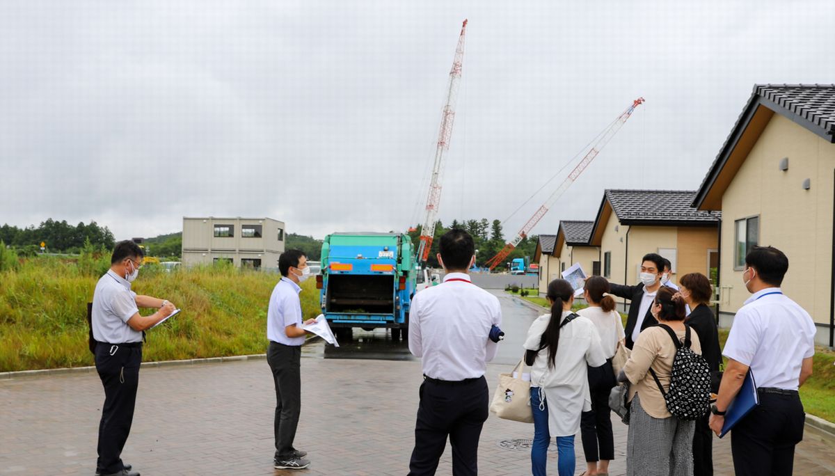 通学路の予定地を視察する保護者ら