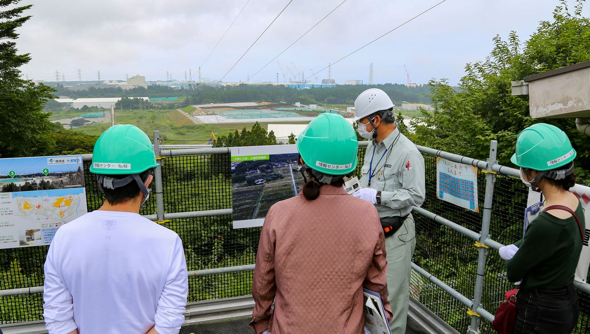 中間貯蔵施設の説明を受ける参加者