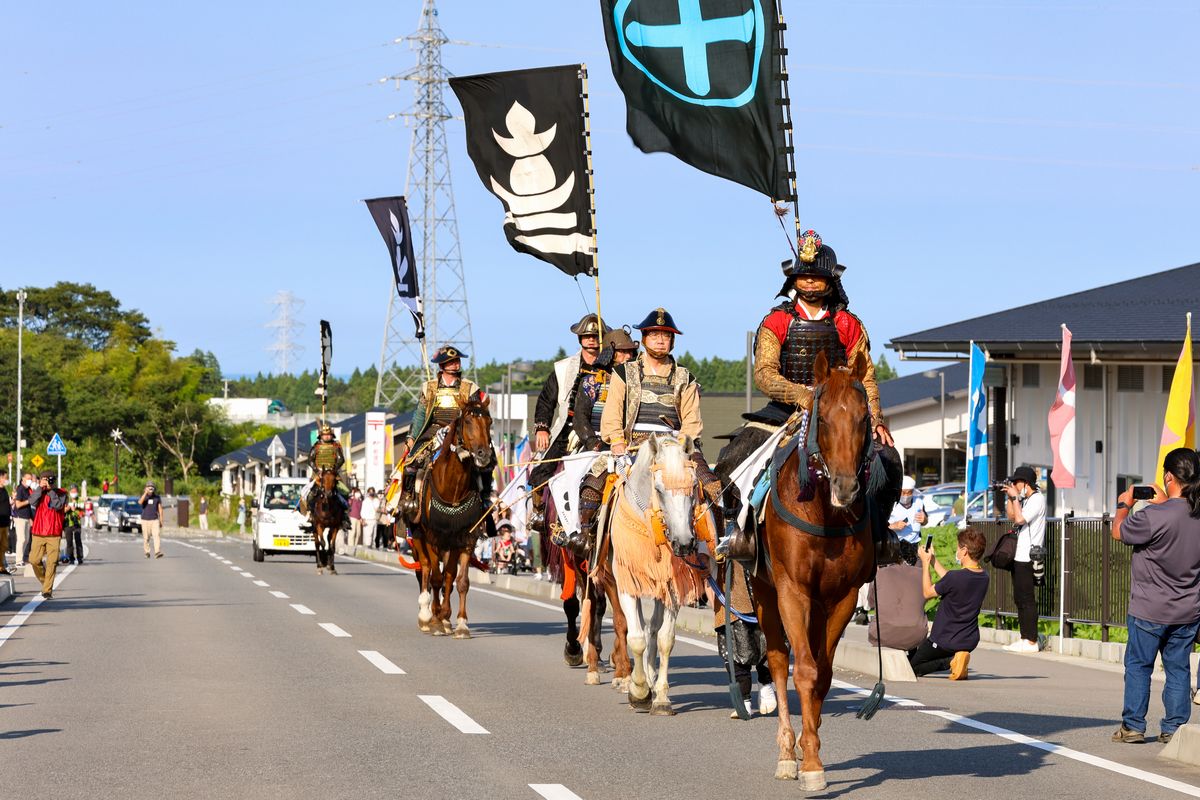 相馬野馬追に出陣した大熊町騎馬会が7月24日、震災後初めて町内に凱旋。大川原地区で帰り馬行列を行いました。