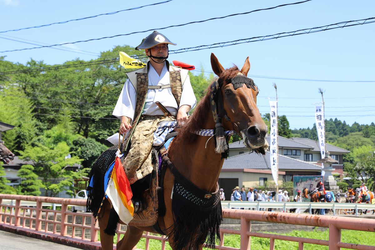 雲雀ケ原祭場地に向け、相馬小高神社を出発した勘定奉行・鈴木さん。