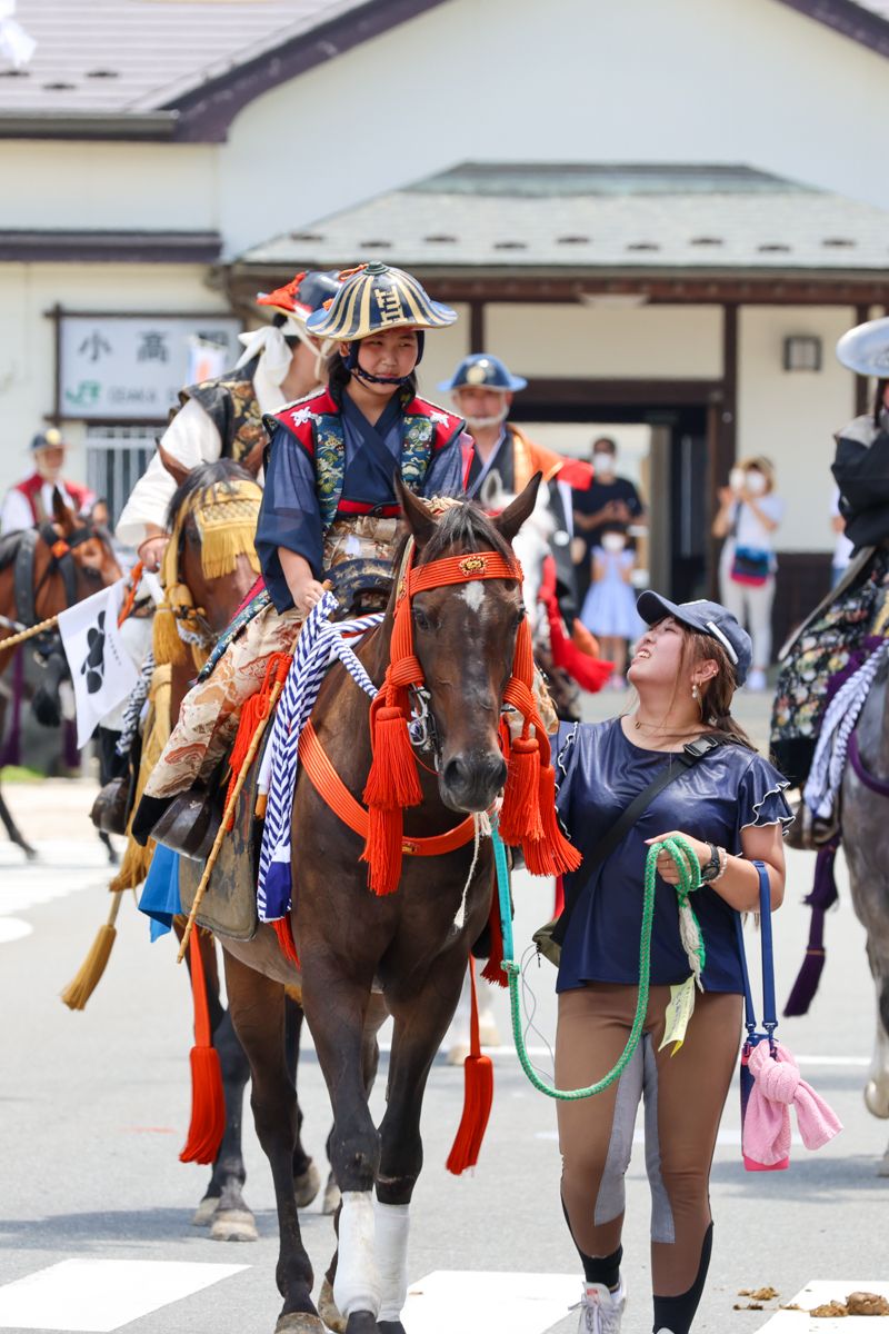 南相馬市小高区で相馬小高神社の神輿と共に出陣する小高郷御発輿に参列した後、お行列を行う船迫さん親子。