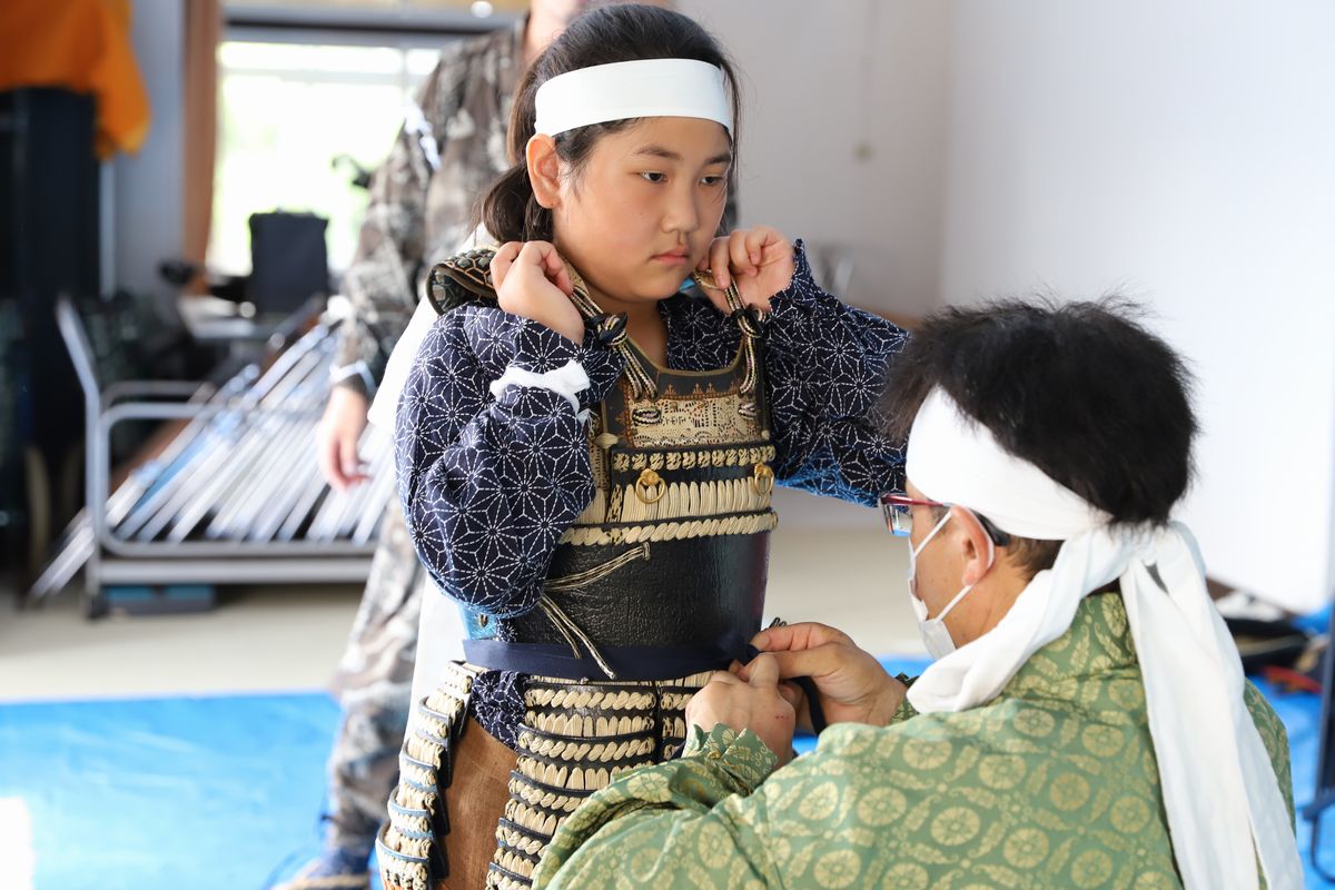 7月24日、いよいよ野馬追本祭り。お行列に参列するため早朝から戦国武者の身仕度を始める船迫さん。