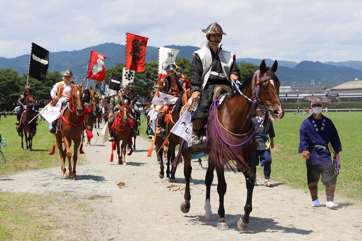 お行列は中ノ郷を先頭に小高、標葉、北、宇多の各郷の順に南相馬市原町区内から雲雀ケ原祭場地まで行われ、標葉郷に属する町騎馬会渡部さんも厳かに入場しました。