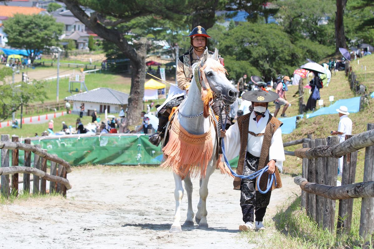 雲雀ケ原祭場地に到着した島副執行委員長。本陣のある山へ向かいます。