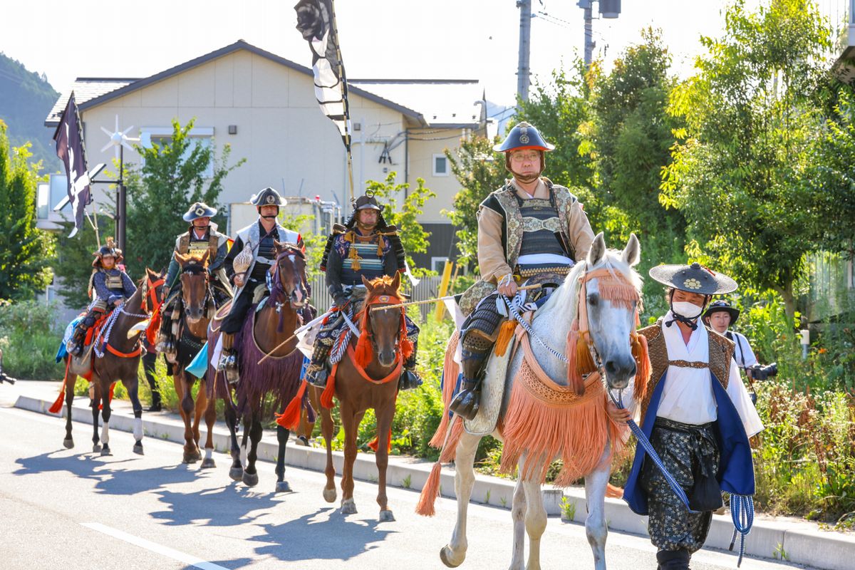 12年ぶりに町内への帰還を果たした町騎馬会。行列は町役場前（本陣）を発着し、交流施設や公営住宅の前を通り、町道東67号線を往復する約1.5キロメートルの道のりを練り歩きました。