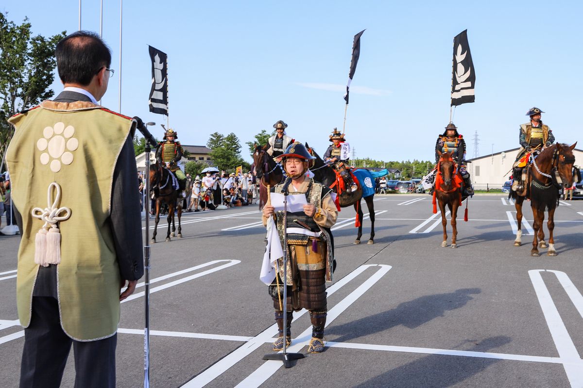 町役場前の町騎馬会本陣で、12年ぶりの凱旋報告が行われました