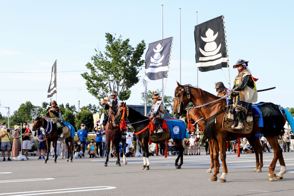 町騎馬会本陣に集まったは7騎の騎馬武者。集まった町民らが拍手で迎えました。