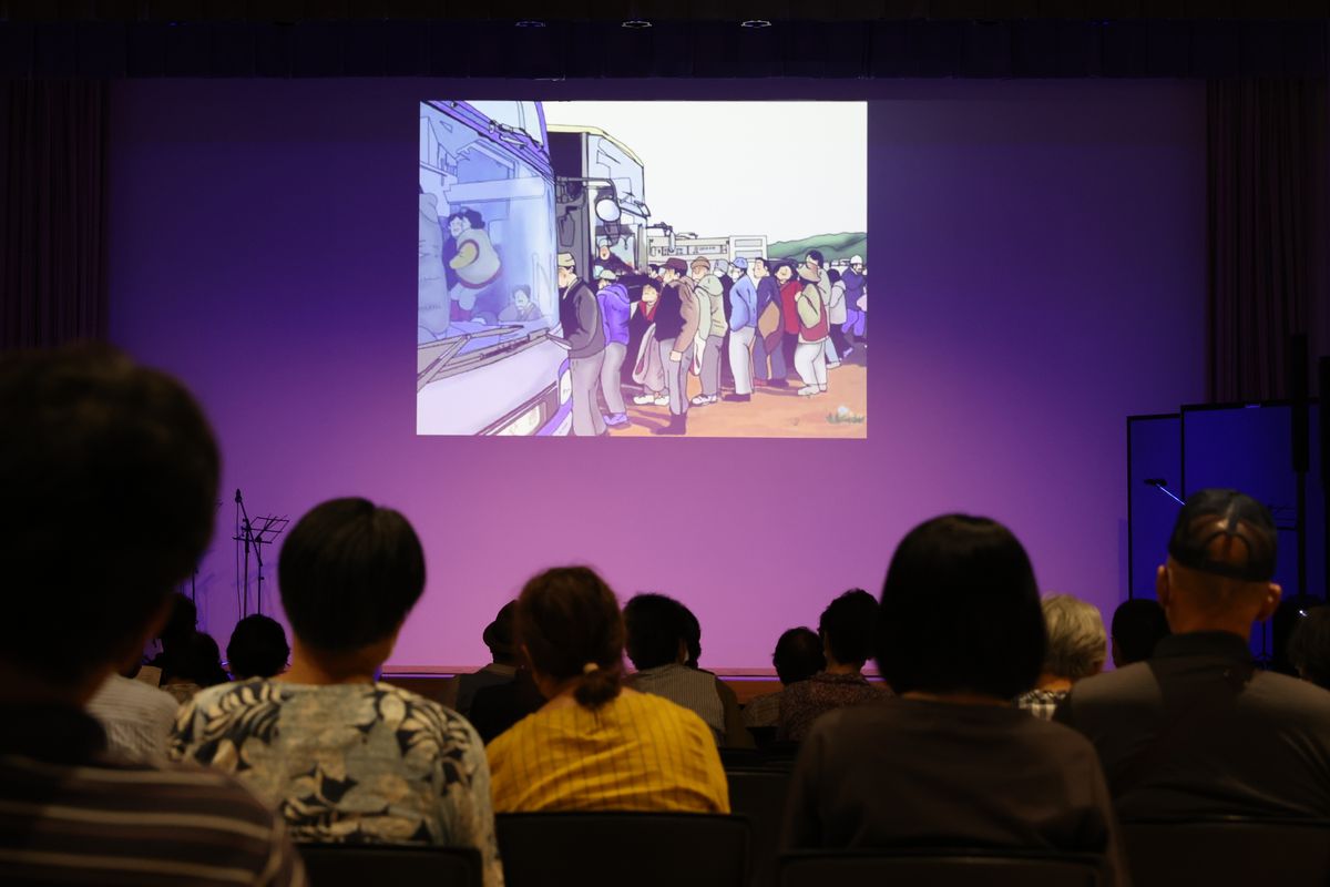 映し出される映像と演技者の感情込もった台詞に、観客は集中して観ていました。