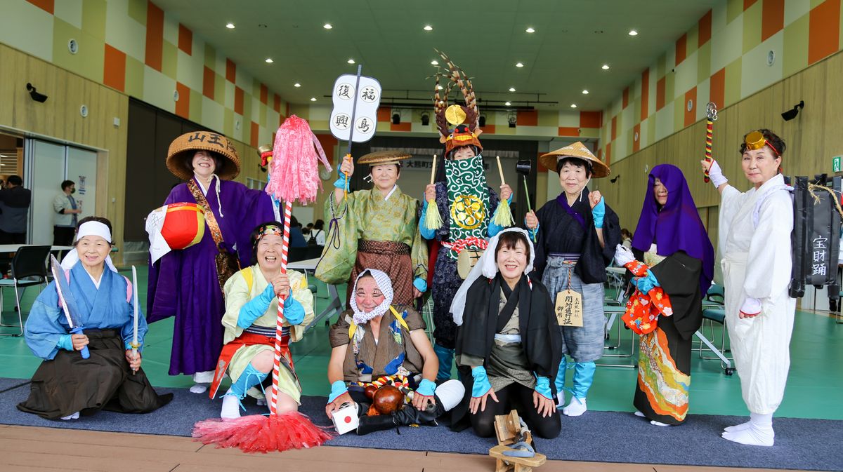 宝財踊りを披露したおおくま町会津会と武扇なかよし会の皆さん