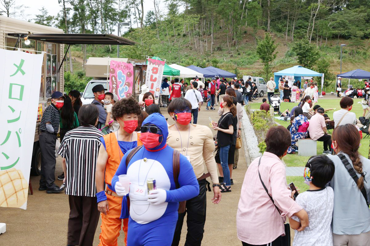 広場に現れたのは、仮装盆踊りに参加する皆さん。何のキャラクターかわかりますか。