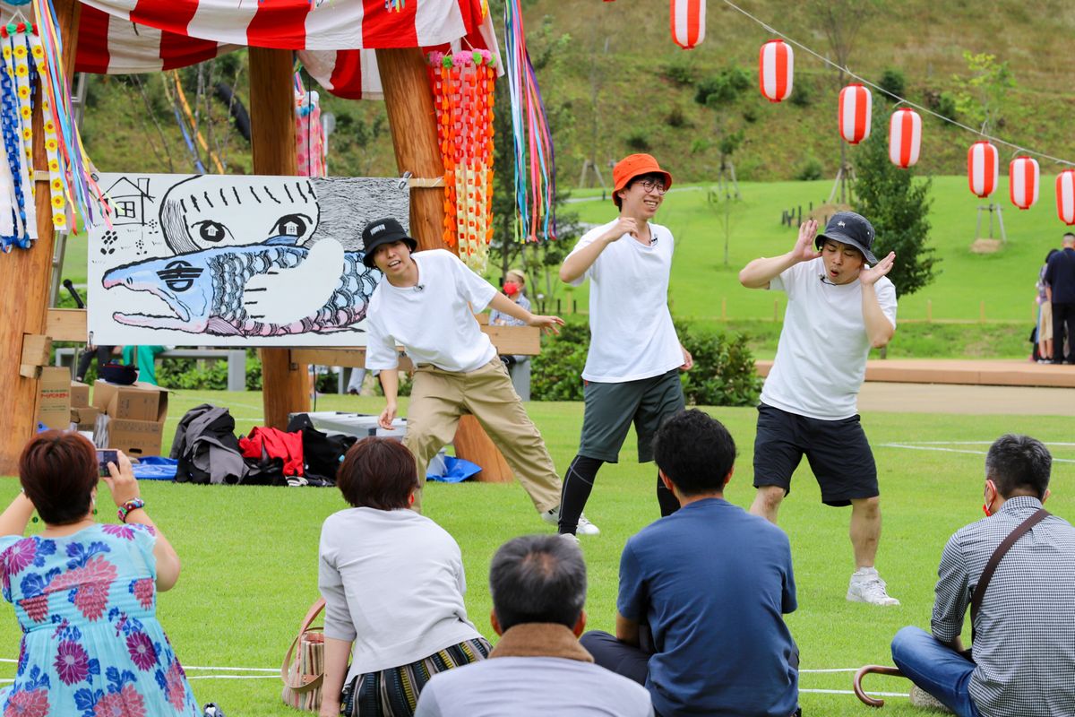 劇団かまどキッチンは、演劇「人人人人人←波打って流れる川っぽい」を公演。豊かな表情と警戒な動きで観客を引きつけました。