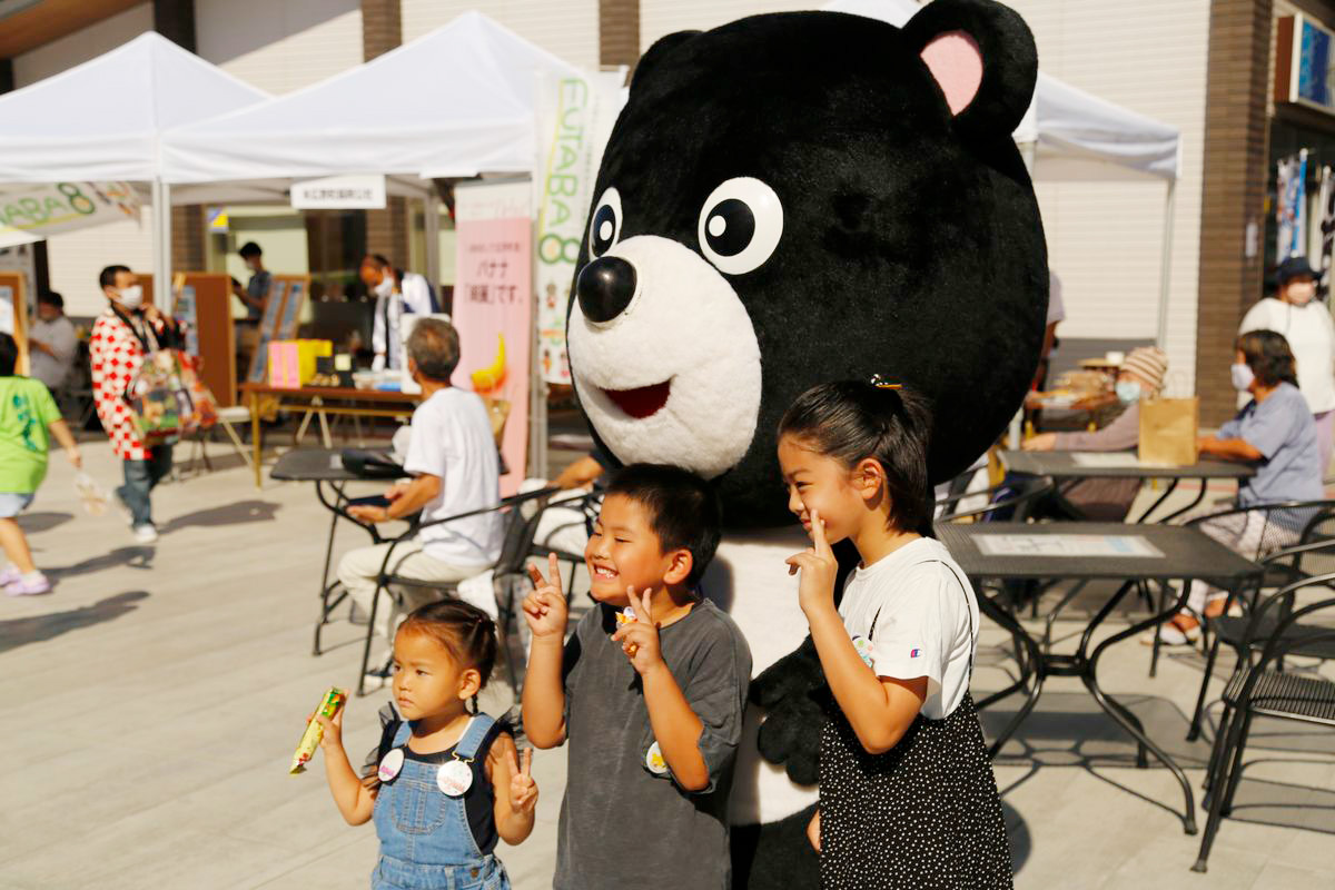 広場では、町のマスコットキャラクターまあちゃんと記念撮影する子どもたちの姿が見られました。