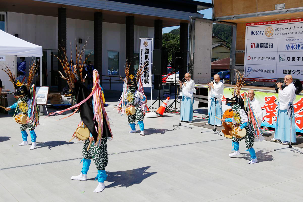 笛、太鼓、唄に合わせ舞い踊る子どもたち。