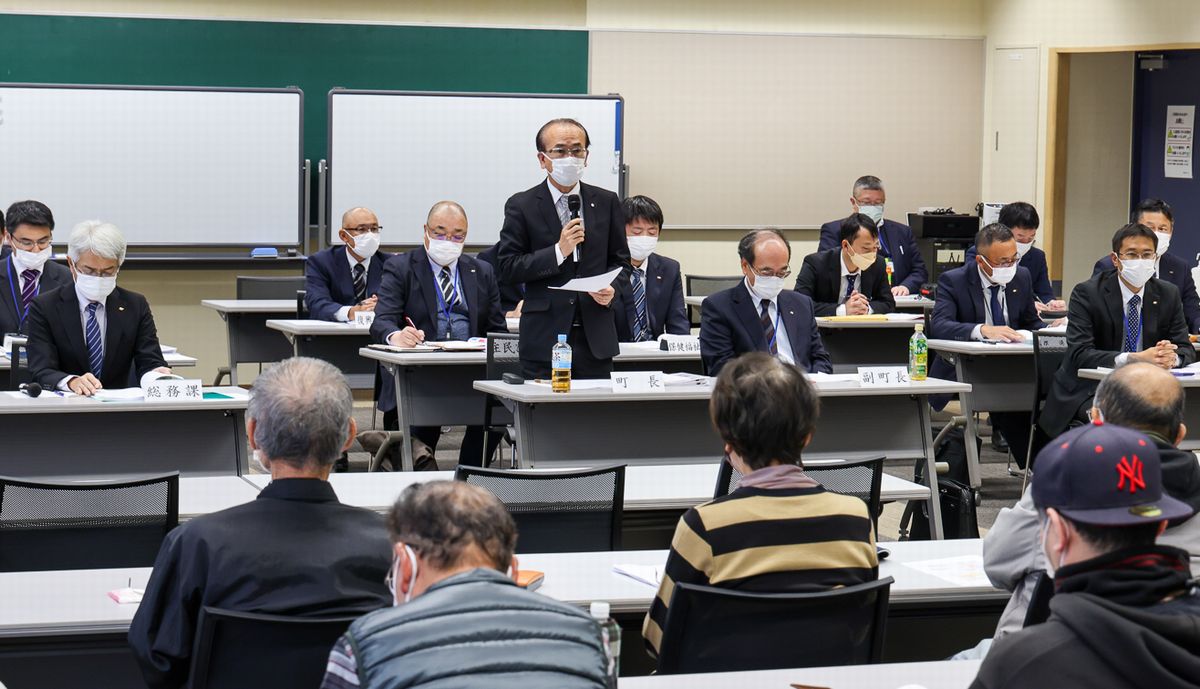 懇談会の冒頭であいさつする吉田町長