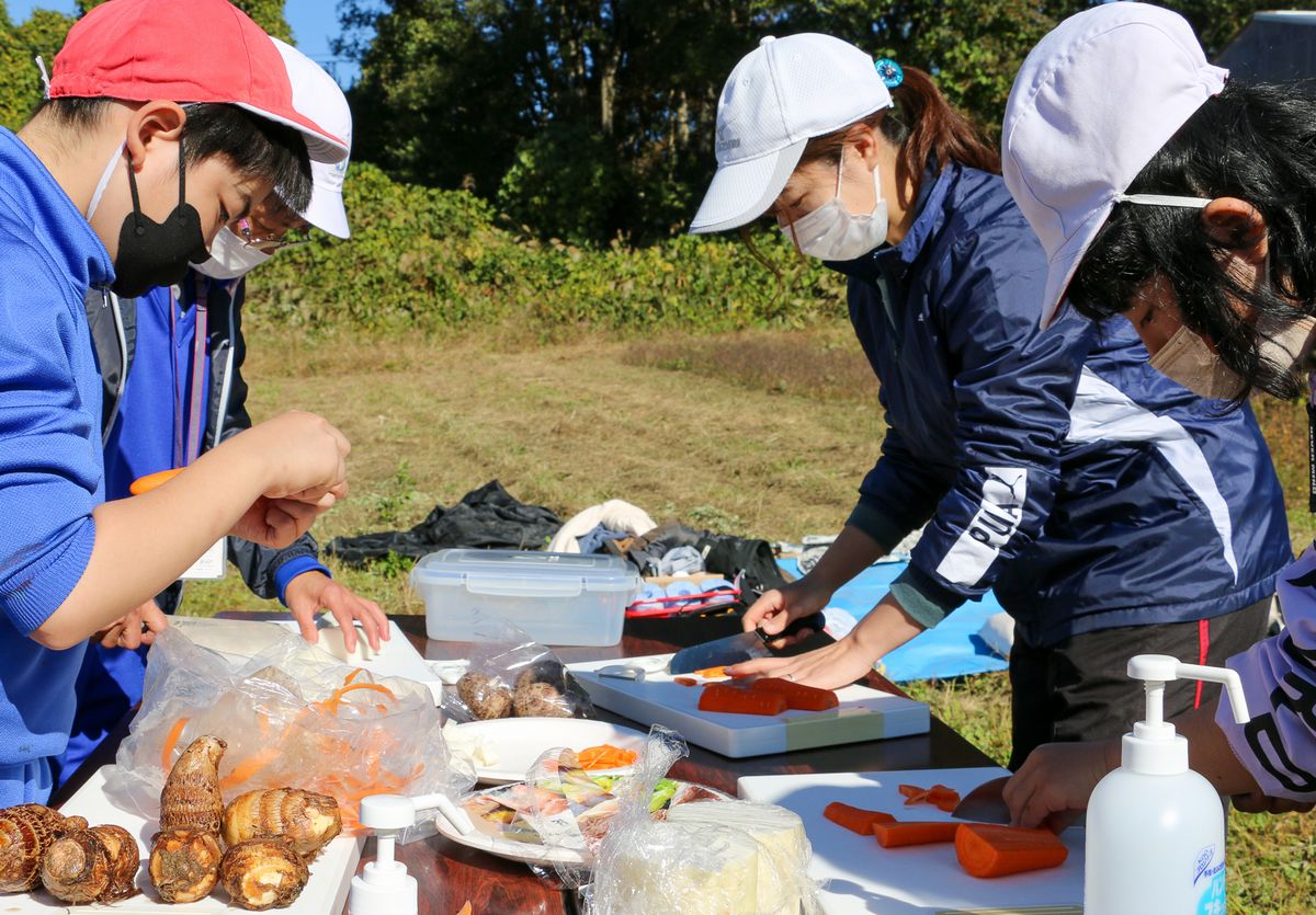 食材の下ごしらえをする児童ら