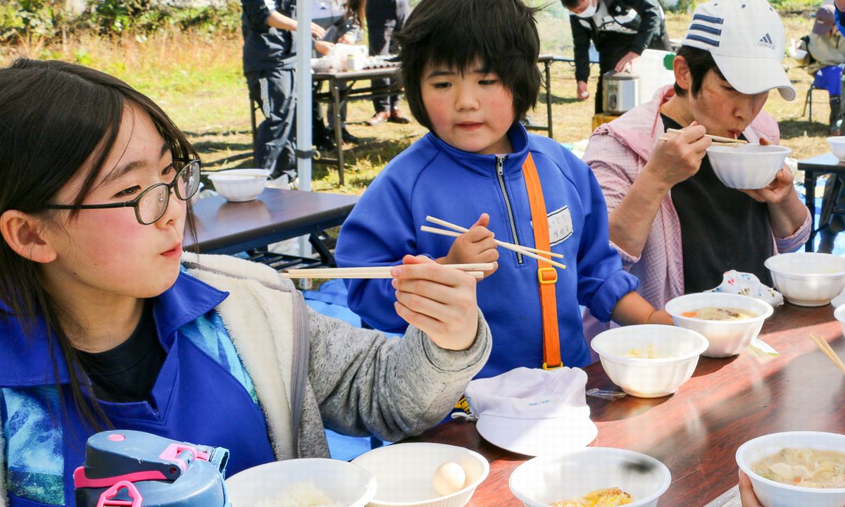 完成した料理を味わう児童生徒ら