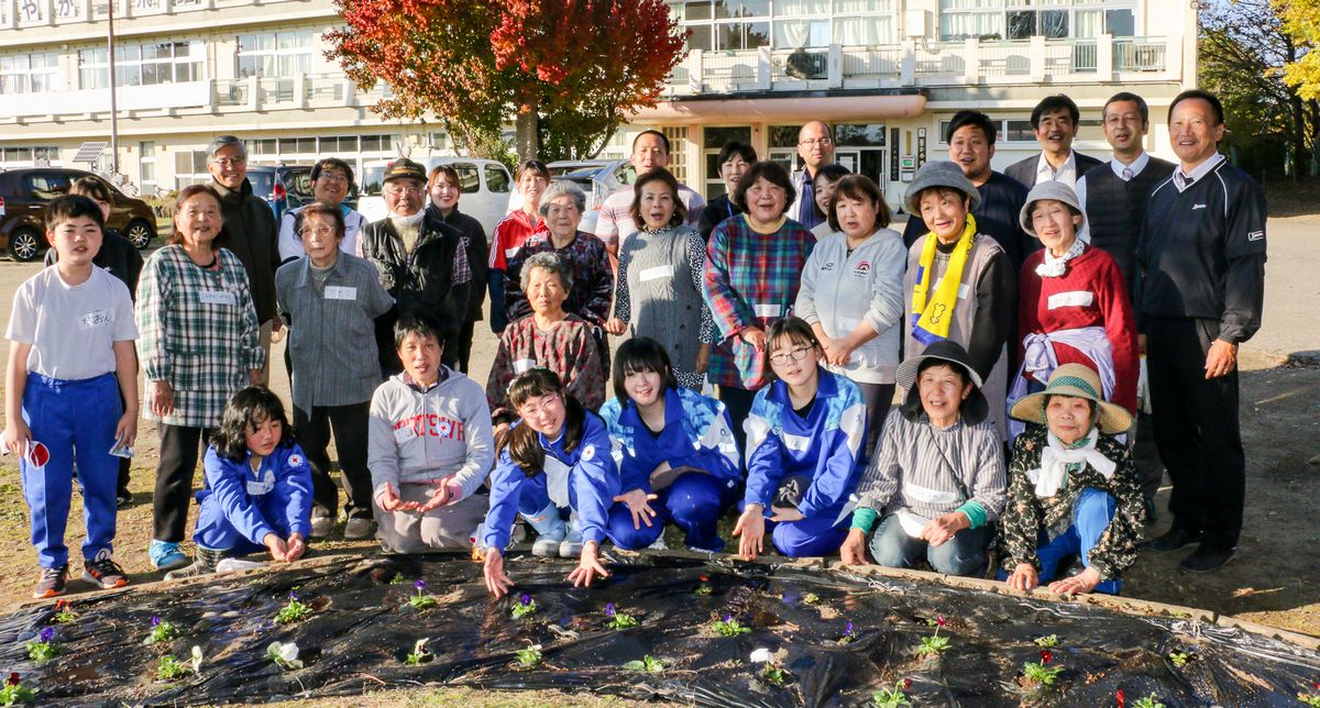 大熊ふれんずの皆さんと記念撮影に収まる児童生徒