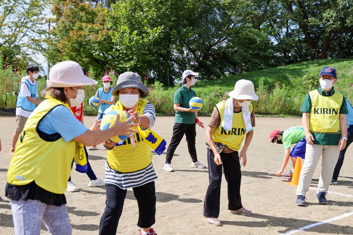 第1回ゆめリンピック！の種目で、チームごとに順番に並びゴールまでボールを運びます。競技内容は、参加する誰もが楽しめるように子どもたちが考えました。