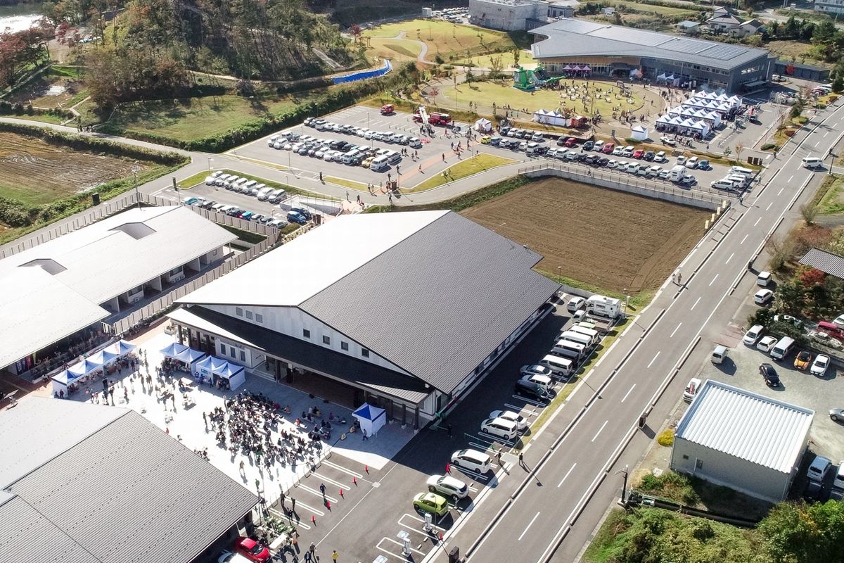 大熊町ふるさとまつりが11月5日、町交流施設linkる大熊、町役場、町住民福祉センターの3会場で開かれました。震災と原発事故による全町避難後は、会津若松市やいわき市で開催。予定していた町内開催も台風や新型コロナウイルス感染拡大により中止となっており、ふるさとまつりは4年ぶり。町内で開催されるのは震災後初めてで12年ぶりです。町内外からたくさんの人が来場しました。写真は多くの来場者でにぎわう会場の様子。